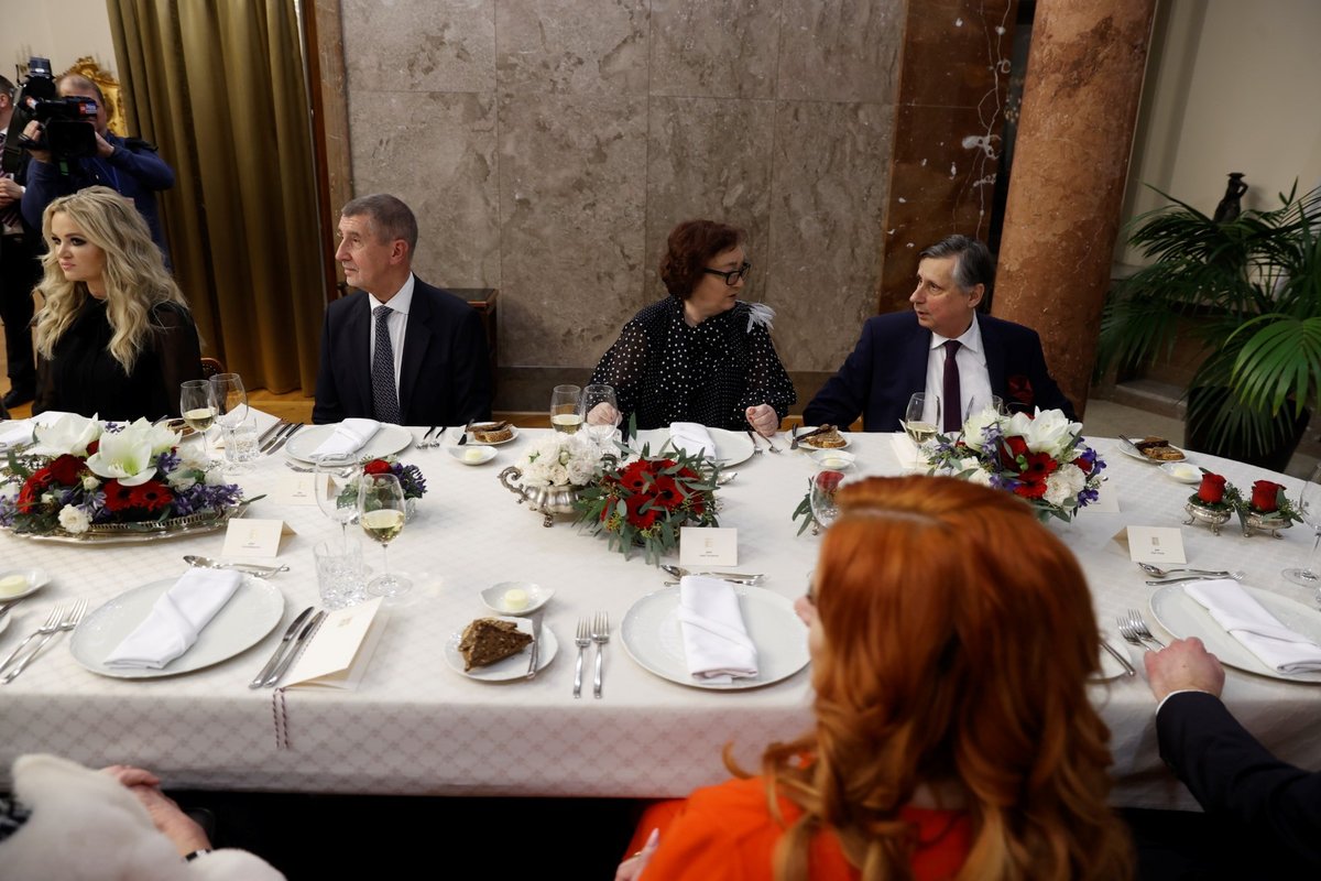 Expremiéři na slavnostní večeři premiérů Česka, na snímku Andrej Babiš s manželkou Monikou a Jan Fischer s manželkou Danou  (2.1.2023)