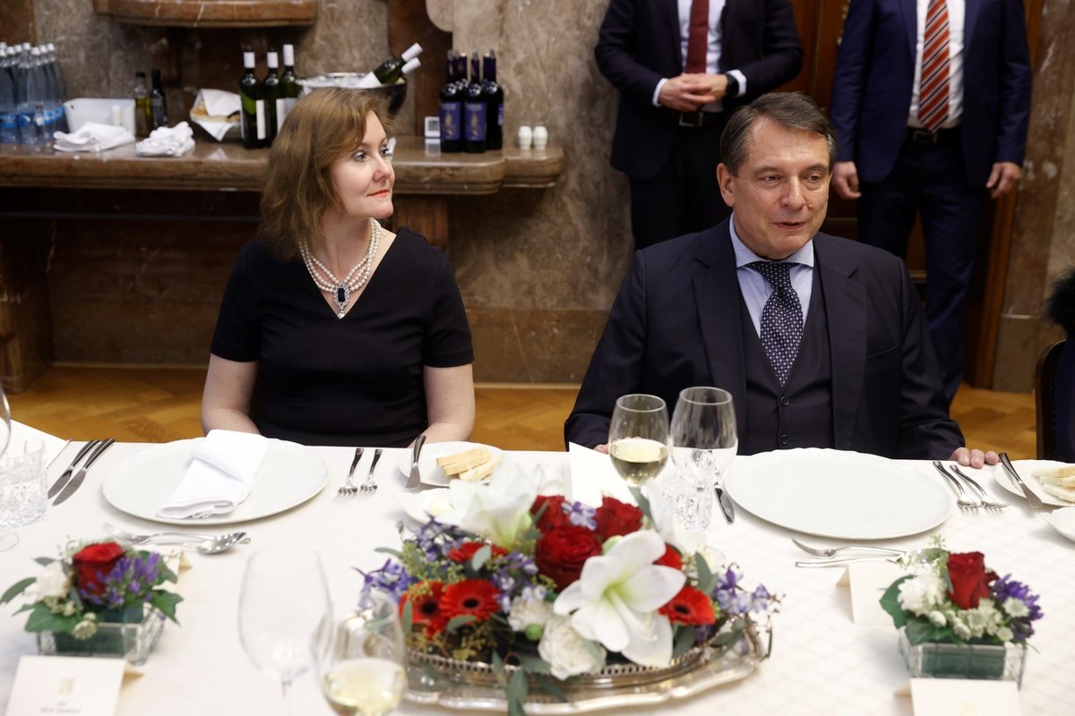 Expremiér Jiří Paroubek s novou partnerkou a exposlankyní Gabrielou Kalábkovou na slavnostní večeři premiérů Česka (2.1.2023)