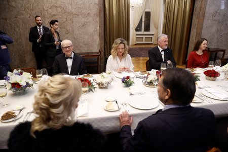 Expremiéři na slavnostní večeři premiérů Česka na snímku Mirek Topolánek s partnerkou, manželka premiéra Jana Fialová a zcela vlevo Vladimír Špidla (2.1.2023)