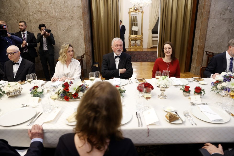 Expremiéři na slavnostní večeři premiérů Česka na snímku Mirek Topolánek s partnerkou, manželka premiéra Jana Fialová a zcela vlevo Vladimír Špidla (2.1.2023)