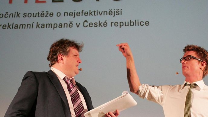 Večerem provedli Tomáš Měcháček a Tomáš "Tomina" Jeřábek - představitelé bankéřů v kampani Air Bank