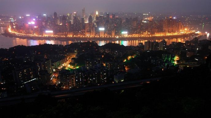 Večerní pohled na čínské město Čchung-čching