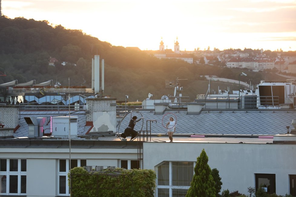 Andersenova pohádka Pastýřka a kominíček se natáčela na střeše Lucerny. Ojedinělé zpracování je poctou k 55. výročí dětského pořadu Večerníček