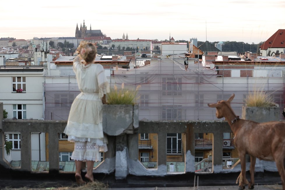 Andersenova pohádka Pastýřka a kominíček se natáčela na střeše Lucerny. Ojedinělé zpracování je poctou k 55. výročí dětského pořadu Večerníček