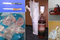 Nedopitý rum, vražedný nůž i přetžená nit: Úřad řeší podivnosti propadlé státu