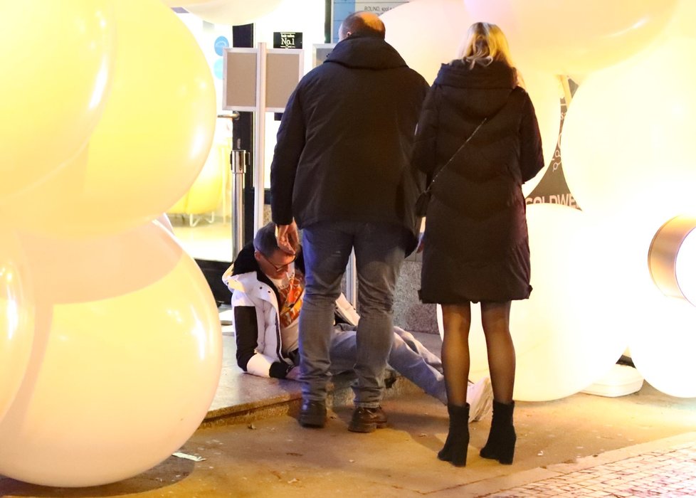 Vánoční večírek TV Prima - tento muž přebral s alkoholem, neudržel se na nohou.