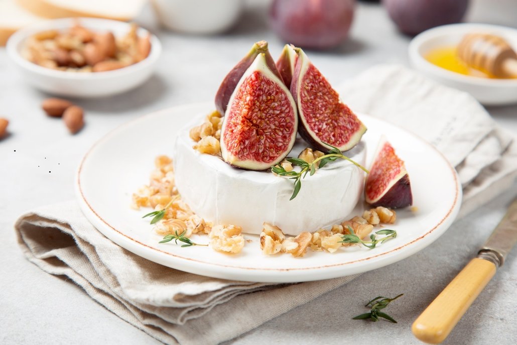 Camembert, med, ovoce a trouba, to je šťastná kombinace