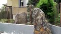 Pozorností bývají poctěny i jiné menhiry, například ten v Chabrech na okraji Prahy Pozorností bývají poctěny i jiné menhiry, například ten v Chabrech na okraji Prahy