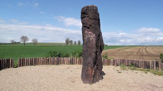 Stálo u Slaného české Stonehenge? Původ největšího českého menhiru Kamenný pastýř je stále záhadou Stálo u Slaného české Stonehenge? Původ největšího českého menhiru Kamenný pastýř je stále záhadou