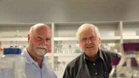 J. Craig Venter (vlevo) a Dr. Hamilton Smith oznámili převratný objev novinářům