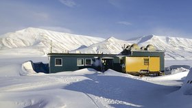 Pozorovacím místem zatmění byla i budova observatoře norské univerzity.