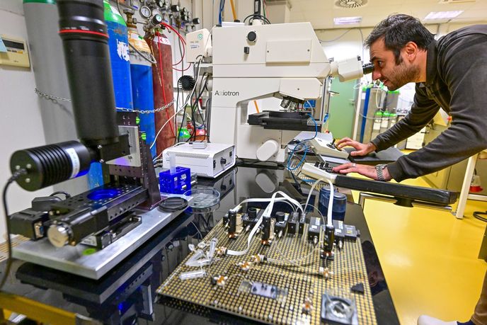 Na podobnou úroveň dosahuje medián mezd lidí, kteří vedou výzkumné týmy v oblastech technologií, průmyslu, farmacii nebo také IT. Na podobnou úroveň dosahuje medián mezd lidí, kteří vedou výzkumné týmy v oblastech technologií, průmyslu, farmacii nebo také IT.