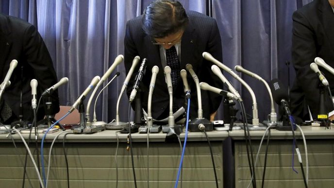 Vedení Mitsubishi se na tiskové konferenci omlouvá za pochybení