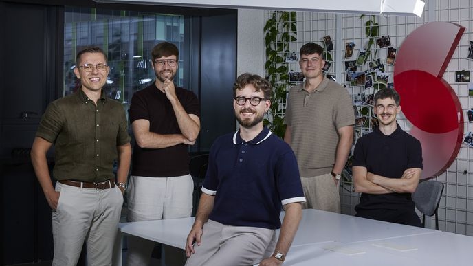 Vedení společnosti Sudolabs. Zleva: Jan Kokavec (provozní ředitel), Ján Koscelanský (produktový ředitel), Jozef Petro (generální ředitel), Jozef Maruščák (obchodní ředitel) a Pavol Madár (technický ředitel). Vedení společnosti Sudolabs. Zleva: Jan Kokavec (provozní ředitel), Ján Koscelanský (produktový ředitel), Jozef Petro (generální ředitel), Jozef Maruščák (obchodní ředitel) a Pavol Madár (technický ředitel).