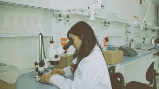 Peníze z grantu jsem investovala do hlídání dítěte, prozradila oceněná vědkyně  Peníze z grantu jsem investovala do hlídání dítěte, prozradila oceněná vědkyně