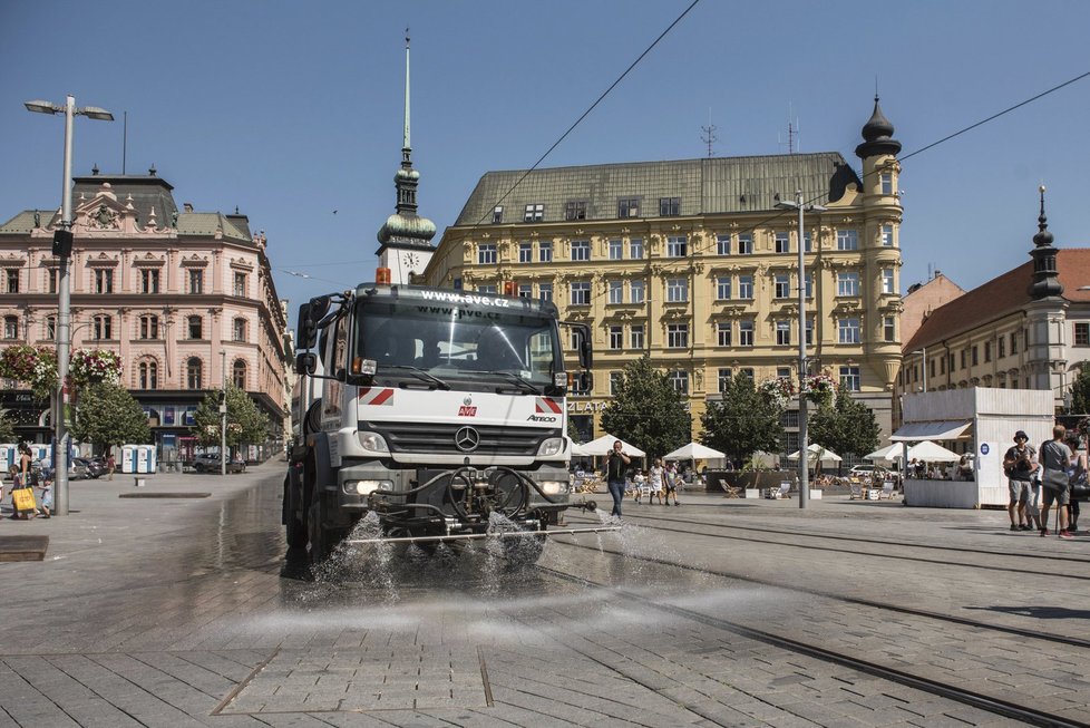 Vůz kropil především náměstí Svobody a Masarykovu ulici, tedy místa, kudy denně chodí nejvíce lidí.