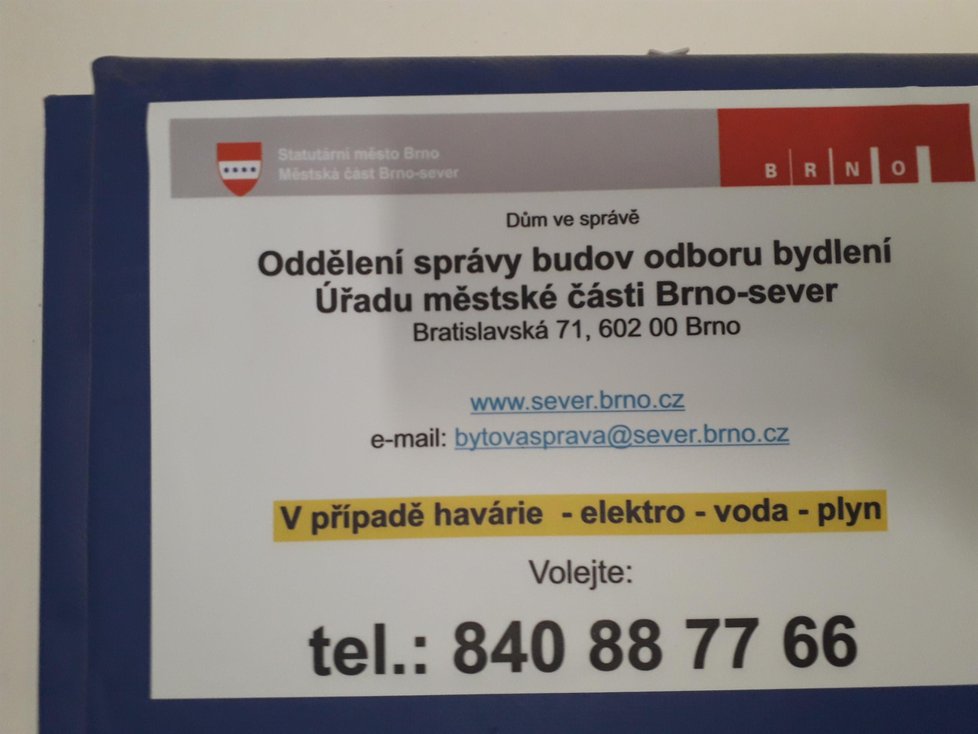 Jedna cedule oznamuje nájemníkům, že oprava ventilů je kvůli počasí odložena, druhá naopak, že montéři přijdou a voda nepoteče.