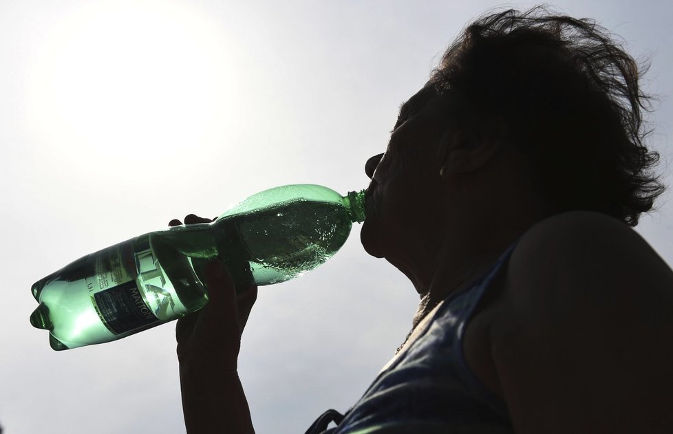 Lidé kolabují z vedra, podle lékařů málo pijí. (Ilustrační foto)