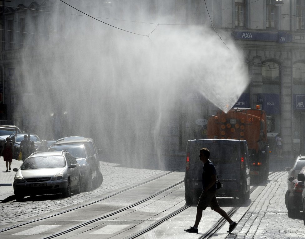 Kropicí vozy proti rozpáleným silnicím