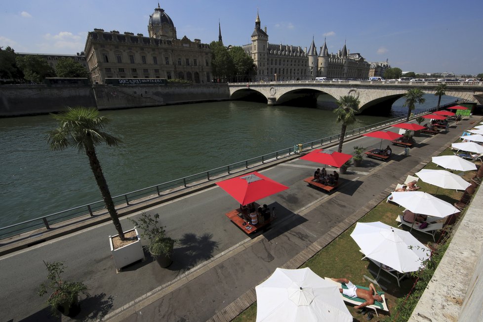 Červencová vedra vyhnala lidi k vodě i ve Francii
