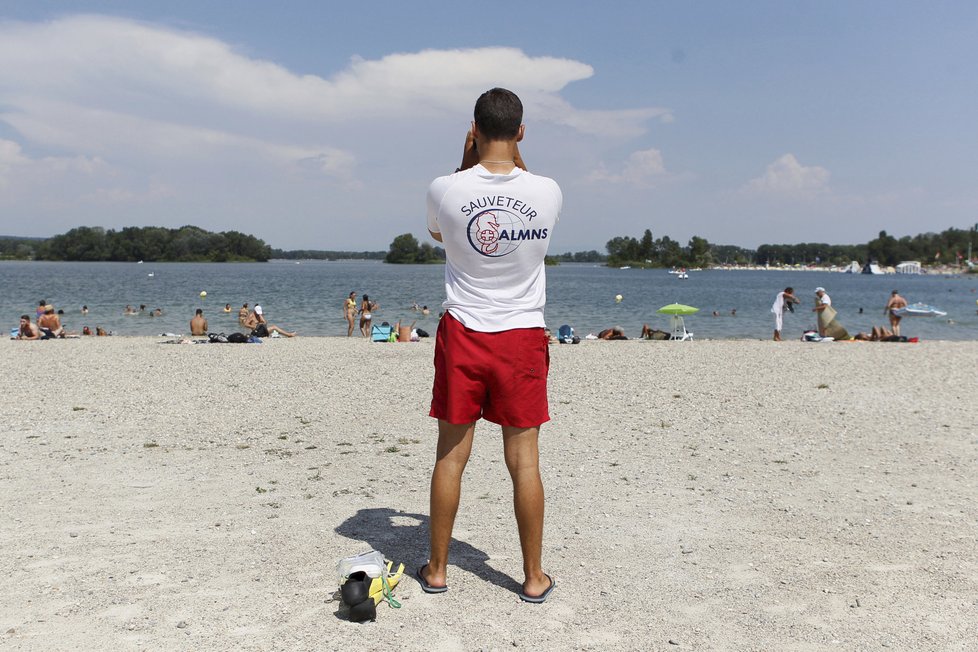 Červencová vedra vyhnala lidi k vodě i ve Francii