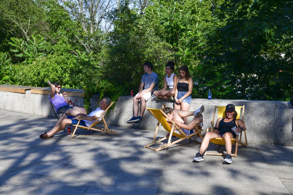 Česko zasáhlo tropické vedro, teploty se šplhaly až k 38 °C: Lidé v pražské Stromovce (30.6.2019)