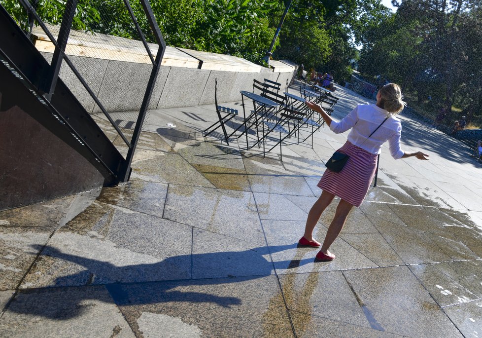 Česko zasáhlo tropické vedro, teploty se šplhaly až k 38 °C: Žena na Letné. (30.6.2019)