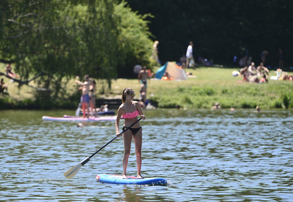 Česko zasáhlo tropické vedro, teploty se šplhaly až k 38 °C (30.6.2019)