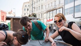 Brno, 15.20, teplota vzduchu 35,2 st.Celisia. Trojice přátel z Brna Pája (vlevo), Rosi a Mana neodolala osvěžení u pítka v centru města. Jestli to dneska přežijeme, večer dáme pivo, usmívala se sympatická trojice