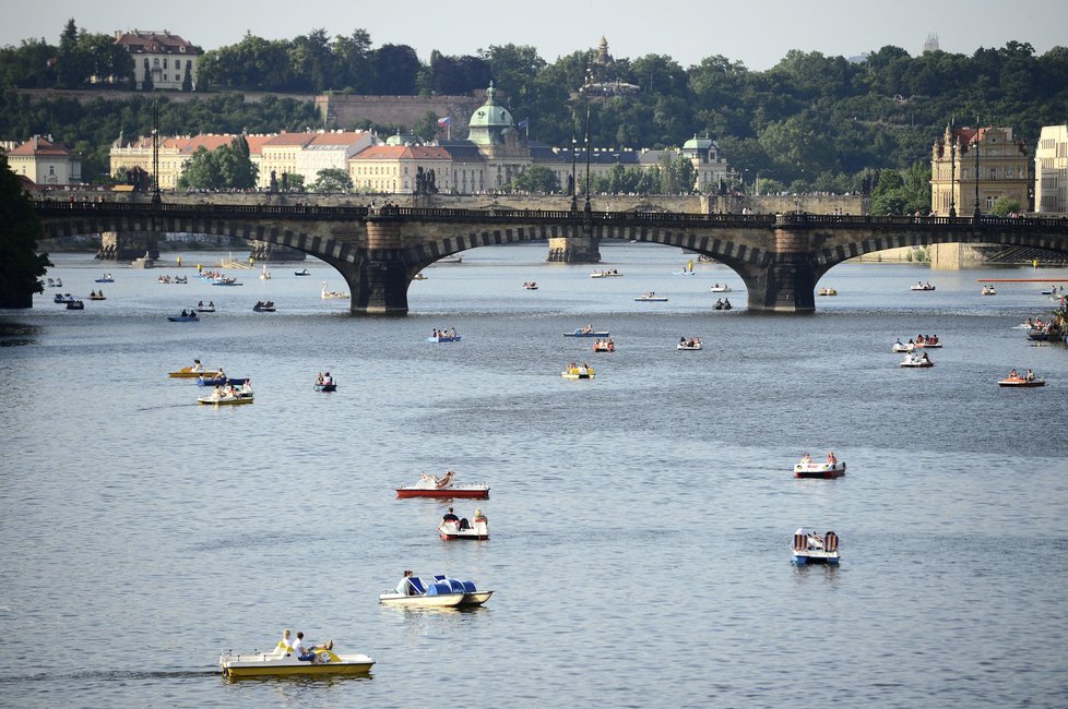 Zchladit se můžete i na lodičce uprostřed Vltavy