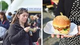 Vegani zaplavili náplavku. Na burgery se tady stály půlhodinové fronty