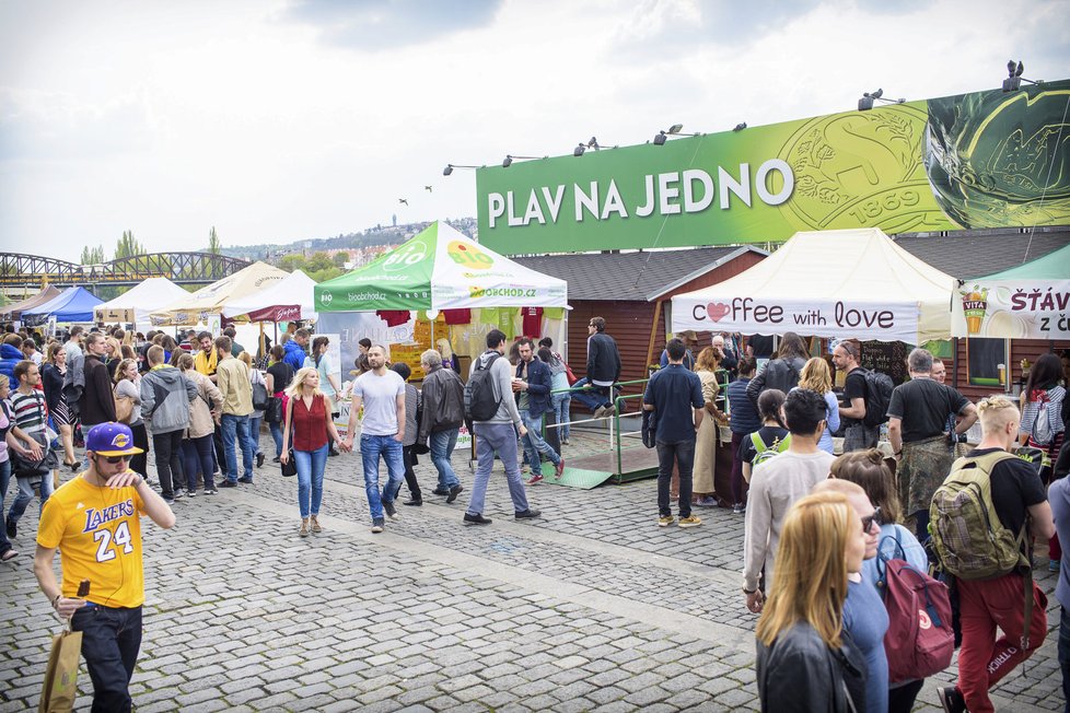 Akce Veggie Náplavky přilákala tisíce Pražanů.