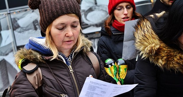 Veganští aktivisté bojovali za životy kaprů po svém. Pražany se snažili upozornit koledami s textem, který poukazuje na tvrdou realitu.