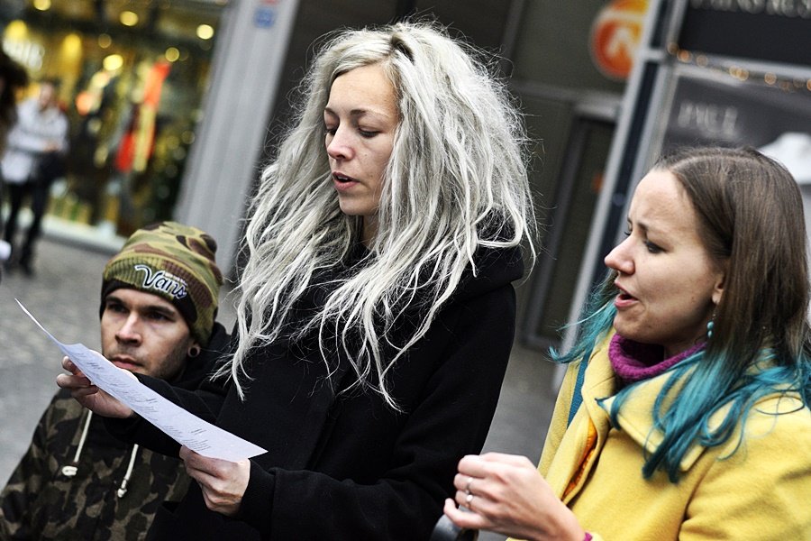 Veganští aktivisté bojovali za životy kaprů po svém. Pražany se snažili upozornit koledami s textem, který poukazuje na tvrdou realitu.