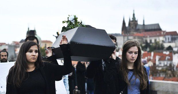 VIDEO: Aktivisté oplakali »zvířecí holokaust«! S rakví a maskami vzdali hold kravám i prasatům 