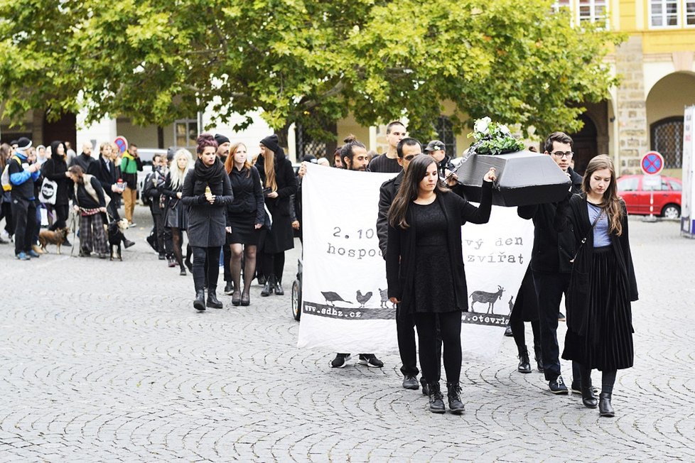 Vegani v Praze uctili památku „obětí zvířecího holokaustu“.