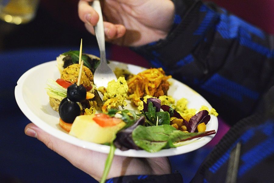 Pražští vegani mají svou vlastní komunitu. Setkávají se pravidelně každý měsíc na večeři.