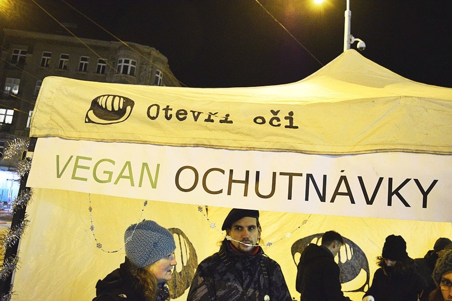 Vegani rozdávali jídlo zdarma. Snažili se kolemjdoucí přesvědčit, že to jde i bez utrpení.