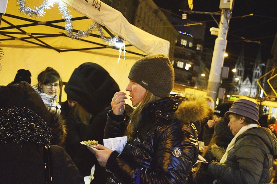 Vegani rozdávali jídlo zdarma. Snažili se kolemjdoucí přesvědčit, že to jde i bez utrpení.