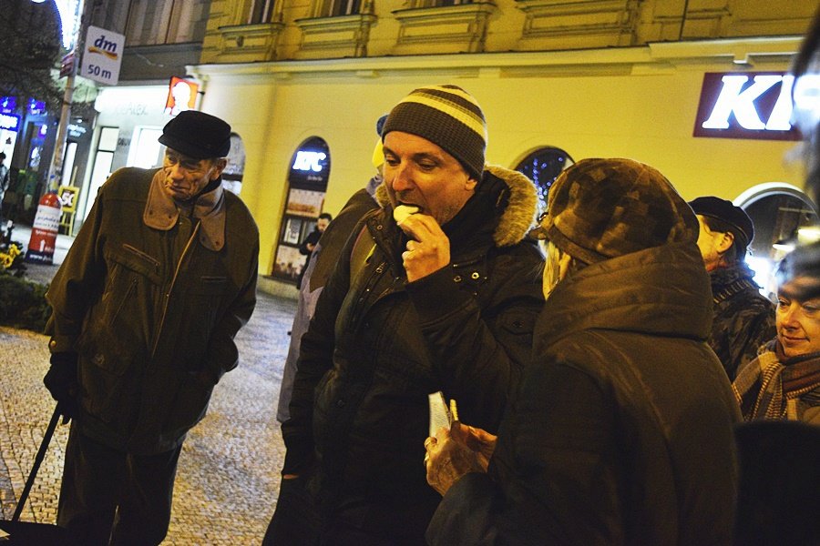 Vegani rozdávali jídlo zdarma. Snažili se kolemjdoucí přesvědčit, že to jde i bez utrpení.