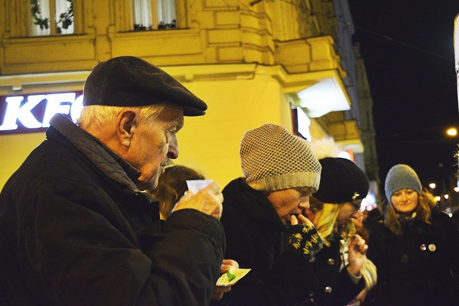 Vegani rozdávali jídlo zdarma. Snažili se kolemjdoucí přesvědčit, že to jde i bez utrpení.