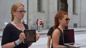 Tichý veganský protest na Andělu: Demonstranti před obličej kolemjdoucím dávali tablety a počítače