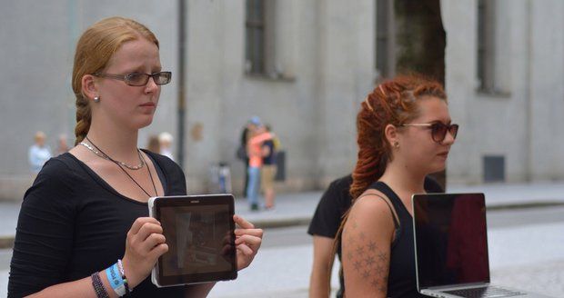 Tichý veganský protest na Andělu: Demonstranti před obličej kolemjdoucím dávali tablety a počítače