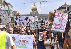 Stovky veganů z celého Česka se sešly na Václaváku. Demonstrativním průvodem bojovali za práva všech zvířat.