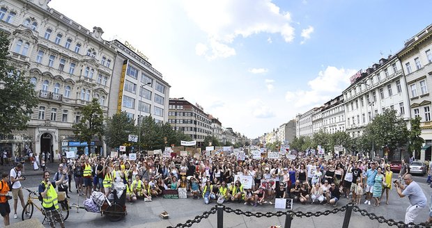 Stovky veganů z celého Česka se sešly na Václaváku. Demonstrativním průvodem bojovali za práva všech zvířat.