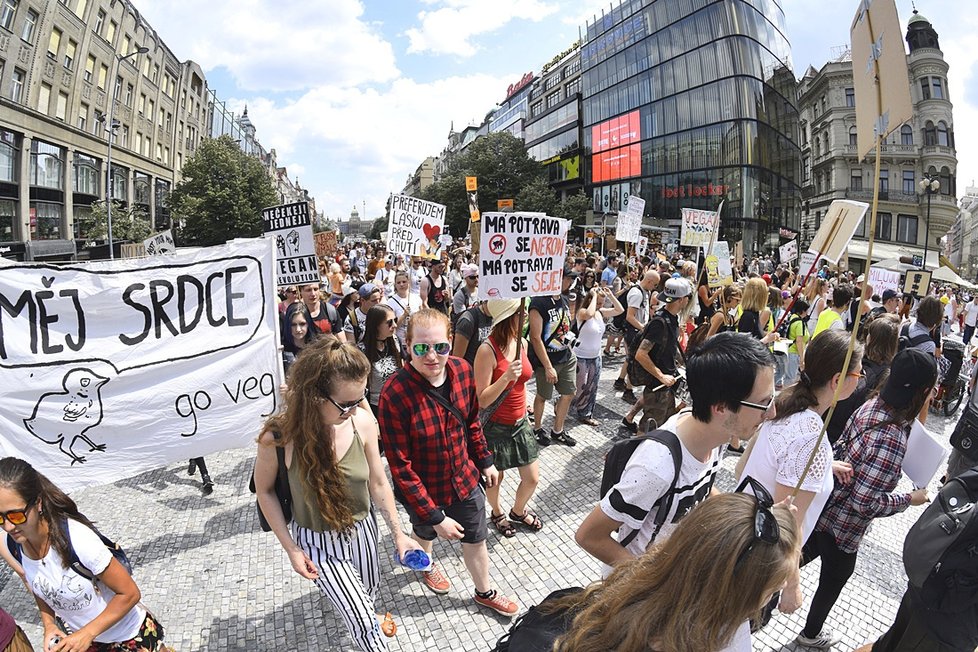 Stovky veganů z celého Česka se sešly na Václaváku. Demonstrativním průvodem bojovali za práva všech zvířat.