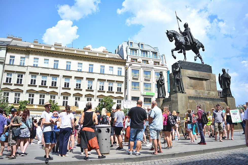 Stovky veganů z celého Česka se sešly na Václaváku. Demonstrativním průvodem bojovali za práva všech zvířat.