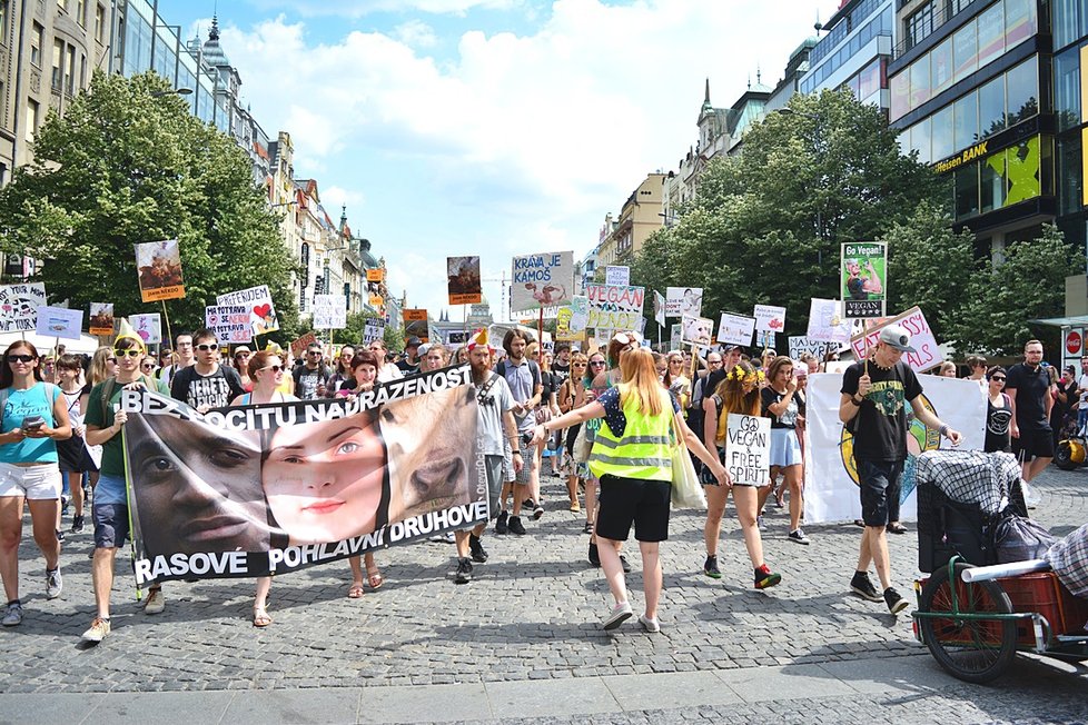 Stovky veganů z celého Česka se sešly na Václaváku. Demonstrativním průvodem bojovali za práva všech zvířat.