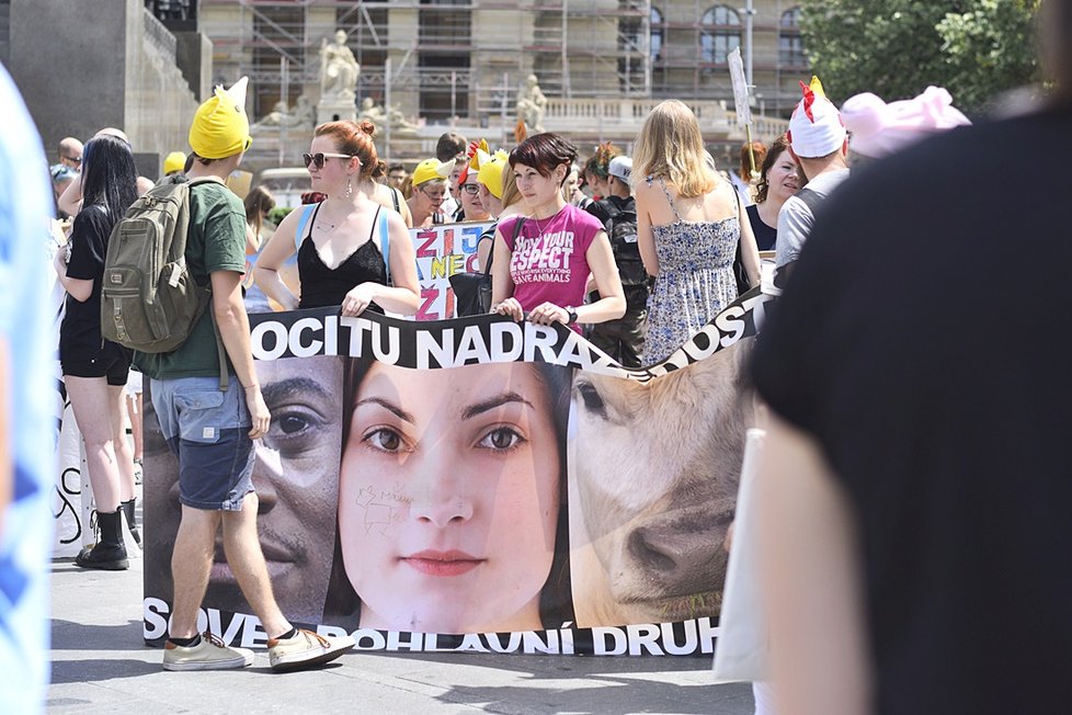 Stovky veganů z celého Česka se sešly na Václaváku. Demonstrativním průvodem bojovali za práva všech zvířat.