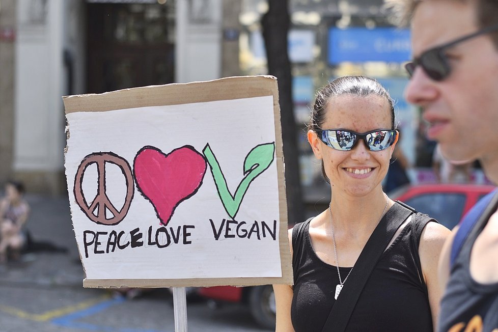 Stovky veganů z celého Česka se sešly na Václaváku. Demonstrativním průvodem bojovali za práva všech zvířat.